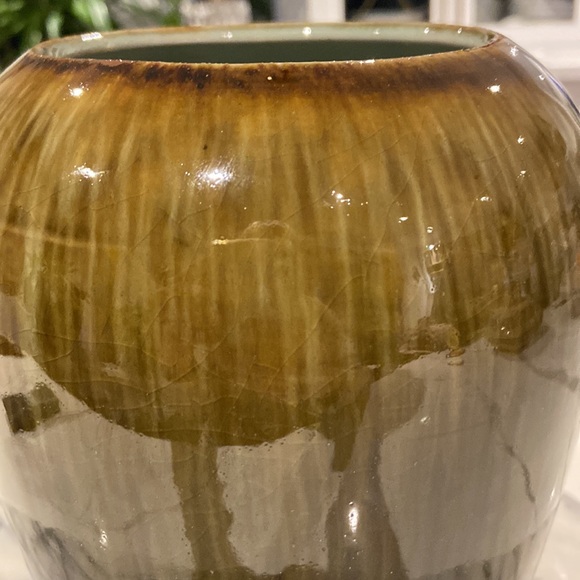 Beautiful High Glazed Pottery Vase in Neutral Tones of Browns and Greens. - Picture 6 of 10